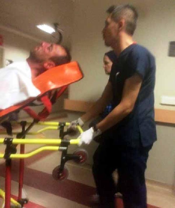 Hastane basıp acil servis doktorunu dövdüler