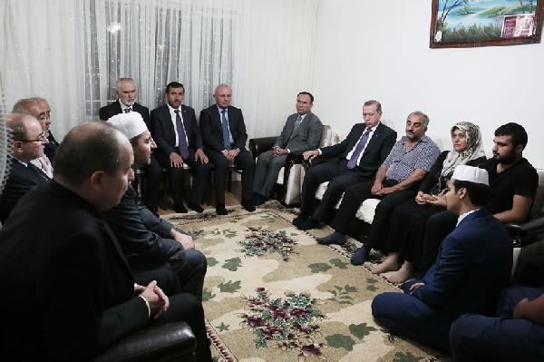 Cumhurbaşkanı Erdoğan'dan şehit onbaşı Yıldırım'ın ailesine taziye ziyareti