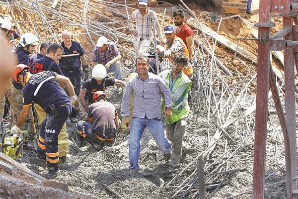 Worker killed, four trapped in İzmir construction collapse