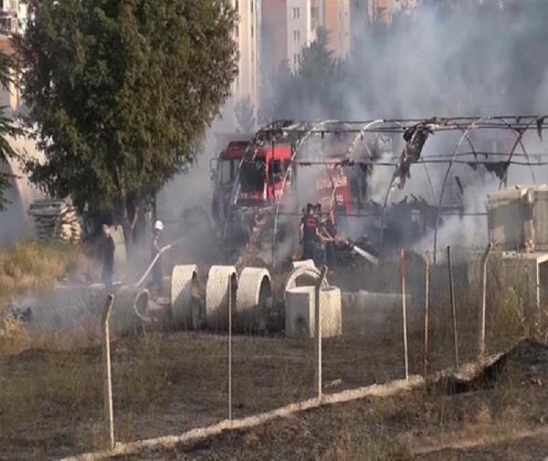 Ot yangını inşaat şantiye alanına sıçradı