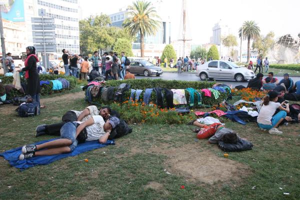 Suriyeliler'i temizlik işçileri uyandırıyor