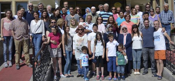 100 yaşına giren taş ustası Ömer dedeye soy ağacı pastalı kutlama