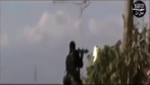 Roketatarın muhalif militanın elinde patladığı dehşet anı böyle görüntülendi
