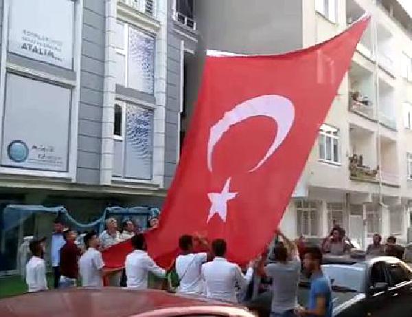 Teröre tepki için bayrak astılar