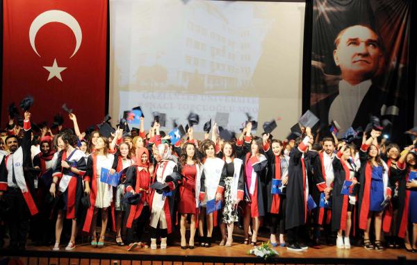 Naci Topçuoğlu Meslek Yüksek Okulu'nda mezuniyet sevinci