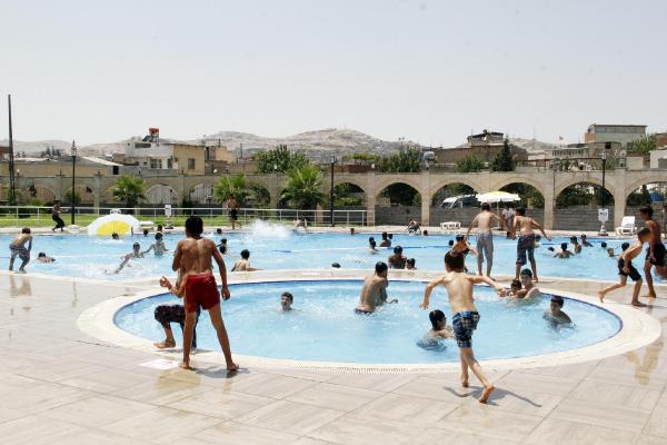 Şanlıurfa’da çocukların ücretsiz havuz keyfi