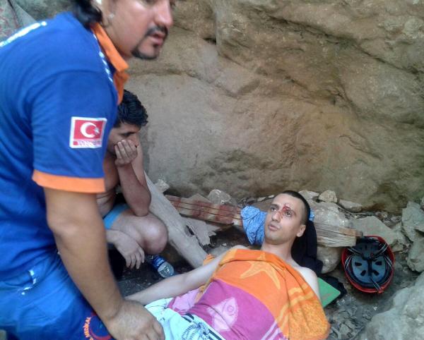Şelaleden düşen tatilciyi UMKE kurtardı