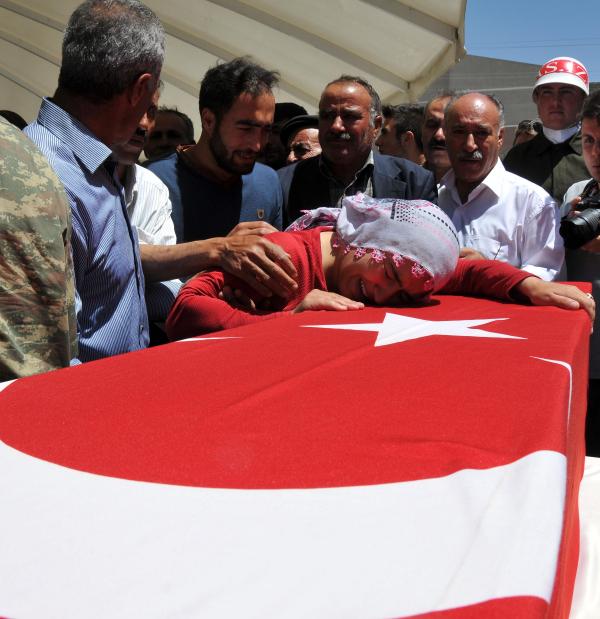 Şehit Abdulhalit Araz Van'da gözyaşlarıyla toprağa verildi