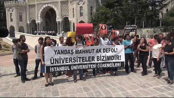 İstanbul Üniversitesi önünde "rektör" protestosu