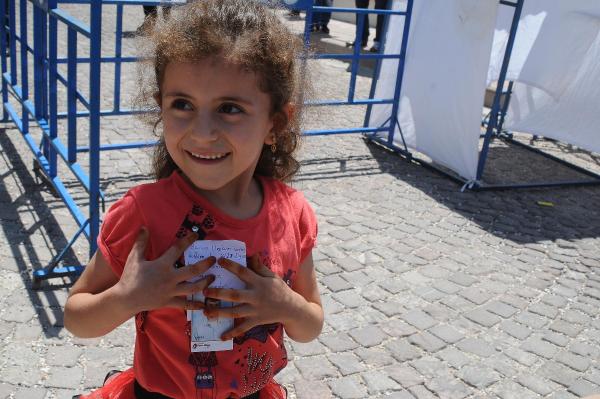 Ermenikli madenci kızı, duruşmaya göğsünde ölen babasının fotoğrafıyla geldi