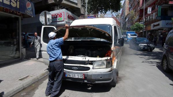 Alev alan minibüsü çevredekiler söndürdü