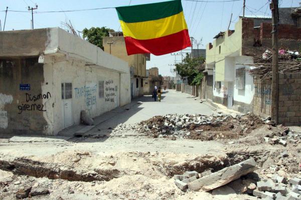 Nusaybin'de YDG-H'liler cadde ve sokaklara hendek kazıp, barikatlar kurdu