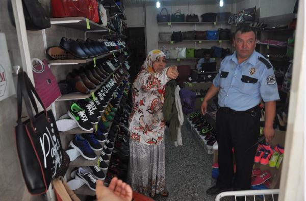 53 yaşındaki kadının evinden 10 kamyonet çöp çıktı