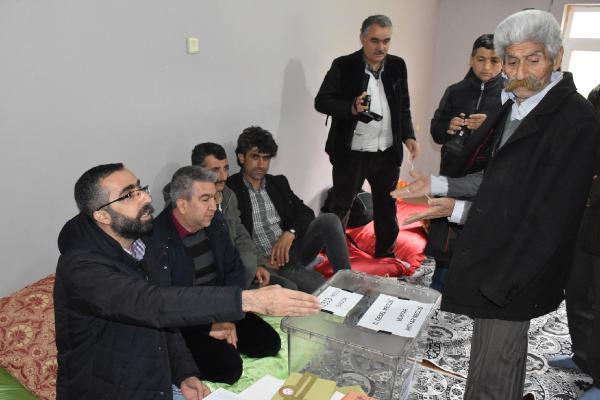 Gurbetçiler köyüne oy vermeye gitti