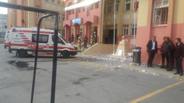 Esenyurt'ta okulda yangın çıktı: Oy sayımı durdu