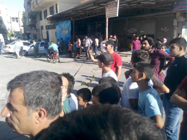 Lise duvarının yanına bırakılan battaniyede bomba paniği
