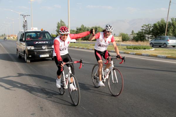 Deprem gerçeğine dikkat çekmek için Erzurum'da Yalova'ya pedal çevirecekler
