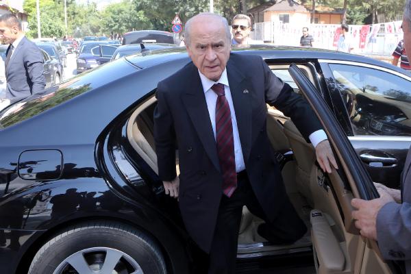 Bahçeli, elini öpmek isteyen partiliyi zor ikna etti (2)