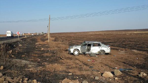 Hilvan'da otomobil tarlaya devrildi: 4 yaralı