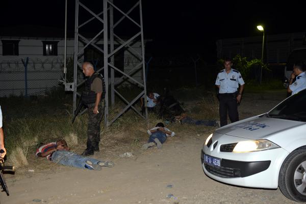 Uygulama noktasında kuru sıkı tabanca ile ateş eden şüpheliler polisi alarma geçirdi
