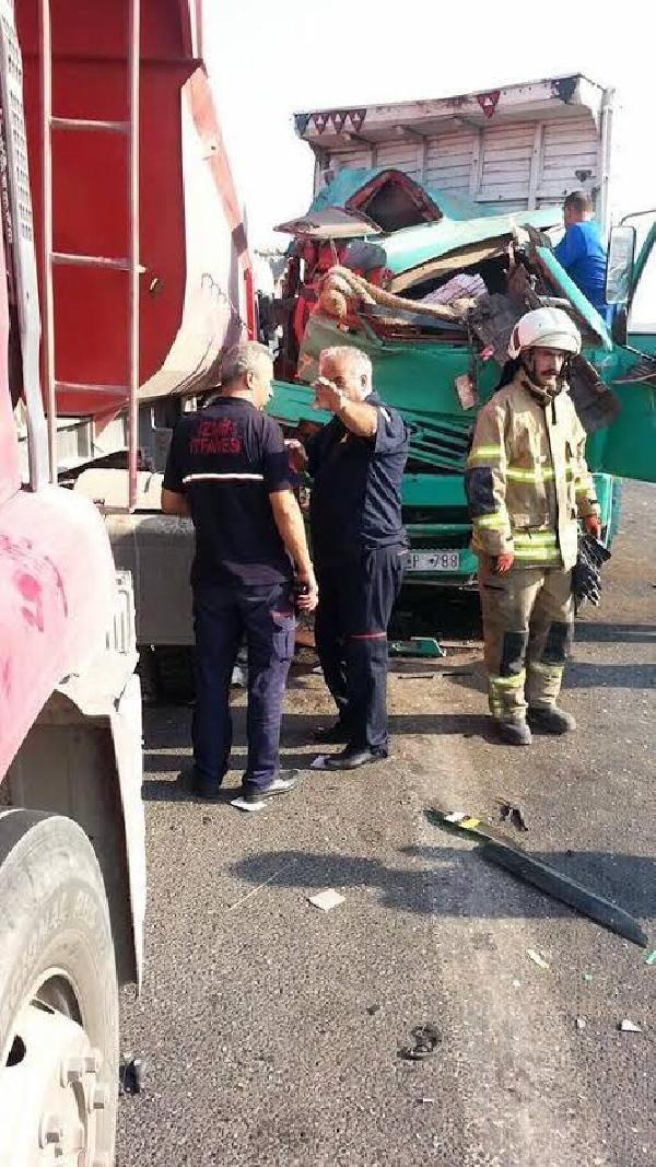 Park halindeki kamyona arkadan çarptı: 1 ölü, 1 yaralı