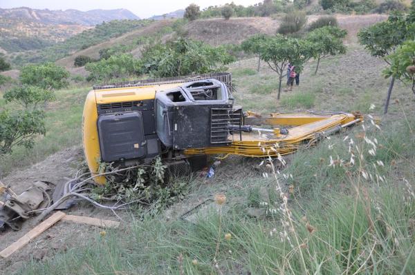 İş makinesi yüklü TIR şarampole yuvarlandı: 2 yaralı