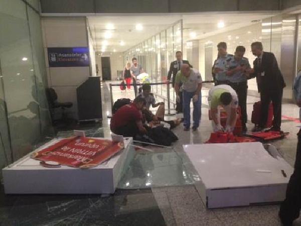 Amerikalı yolcu yürüyen merdivenden düşerek yaralandı