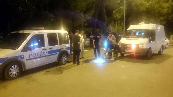 Vali Konağı'nın da bulunduğu caddedeki valiz korkuttu