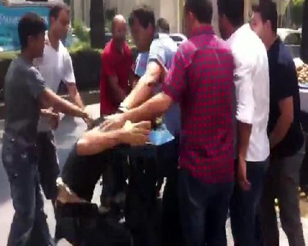 Seyyar satıcıya zabıta dayağı