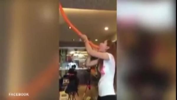 Genç kadın 1 metrelik balonu yuttu