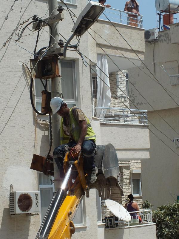 Kepçe kazıcısında elektrik işçisi