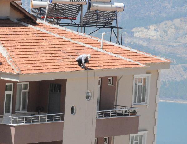 Çatıda çalışan işçi yürekleri ağıza getirdi
