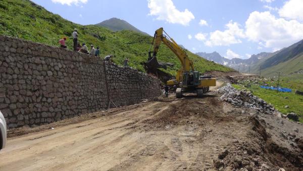 Yeşil Yol'un duvarları yaylaları ortadan bölmeye başladı