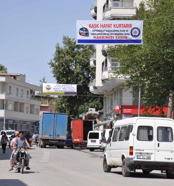 Motosiklet sürücülerine pankartlı kask uyarısı