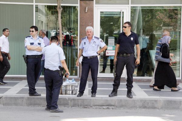 Kaldırıma bırakılan yemek kapları paniğe yol açtı