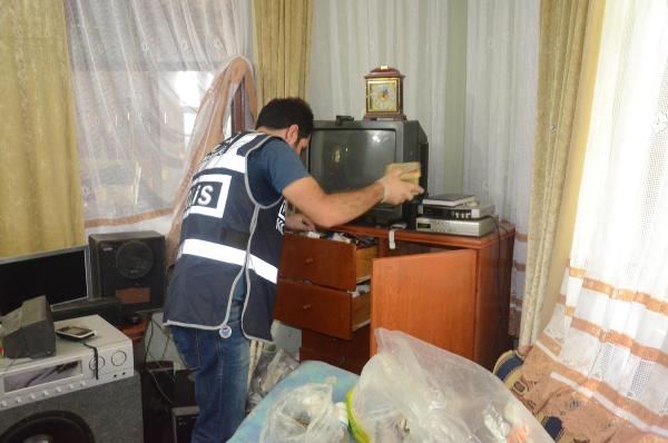 Uydu alıcısının içinden bonzai ve esrar çıktı