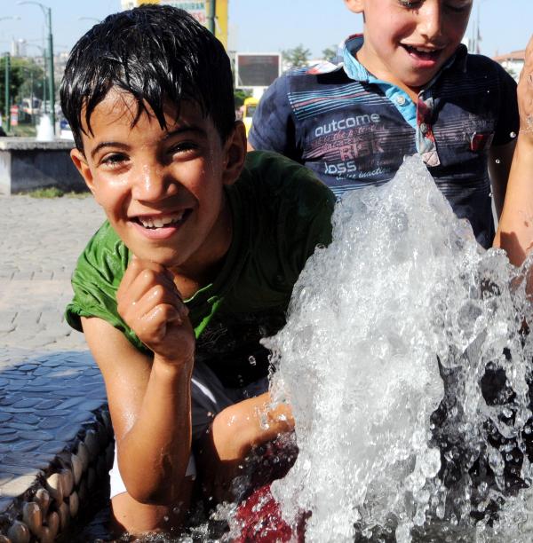 Gaziantep’te hava sıcaklığı zor anlar yaşatıyor