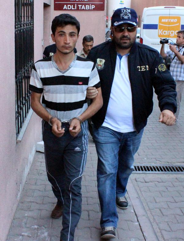 Suriyeli 2 kardeşte 3 el bombası ve 3 tabanca
