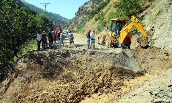 PKK'lılar Tunceli- Erzincan karayolunda 500 kiloluluk bomba patlattı