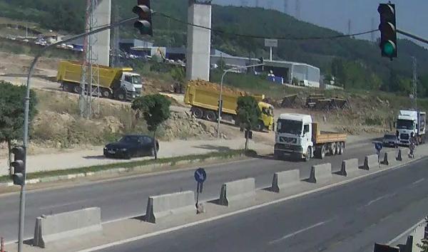 Mucize kurtuluş, parçalanan otomobilden sağ çıktılar