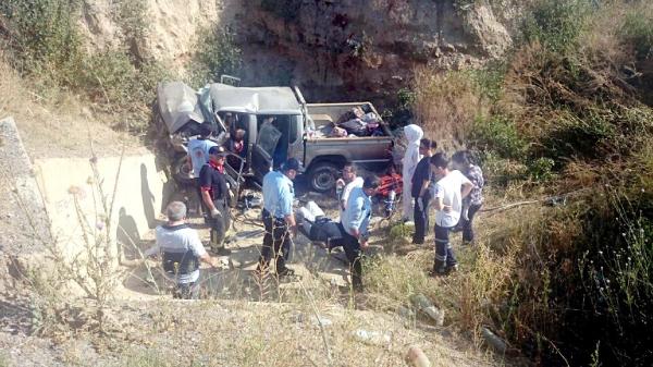 Kamyonet su kanalına uçtu: 1 ölü, 3 yaralı