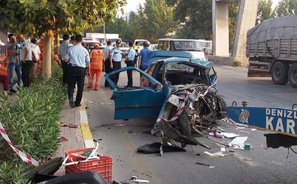 Üstgeçidin ayağına çarpan otomobildeki 1 kişi öldü