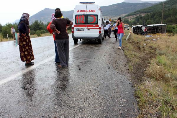 Burdur'da midibüs devrildi: 2 ölü, 11 yaralı (2)