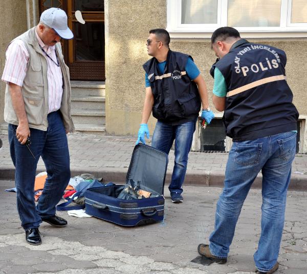 Sivas'ta şüpheli bavuldan kıyafet çıktı