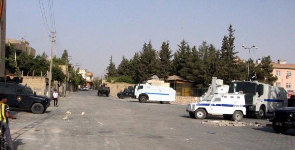 Nusaybin'de sokaklarda hendek kapatan polise ateş açıldı