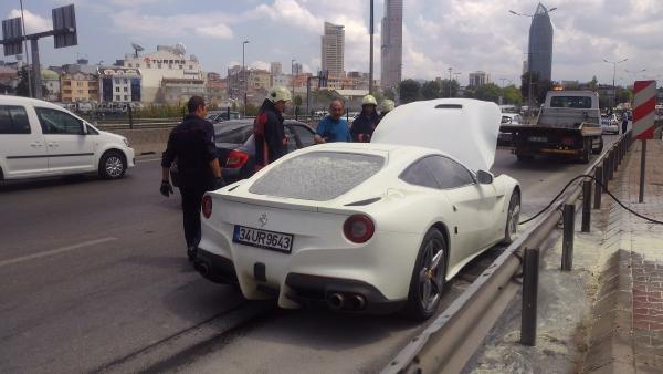 E-5'te Ferrari yandı, trafik yoğunlaştı