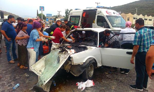 Otomobil TIR'a arkadan çarptı: 1 ölü, 6 yaralı