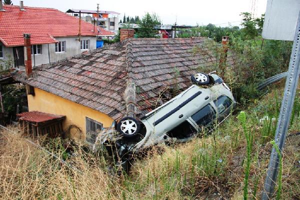 Yoldan çıkan otomobil evin çatısına uçtu: 4 yaralı