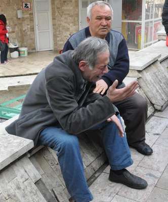 Kız arkadaşının terk ettiği madde bağımlısı, silahla pencereye çıktı