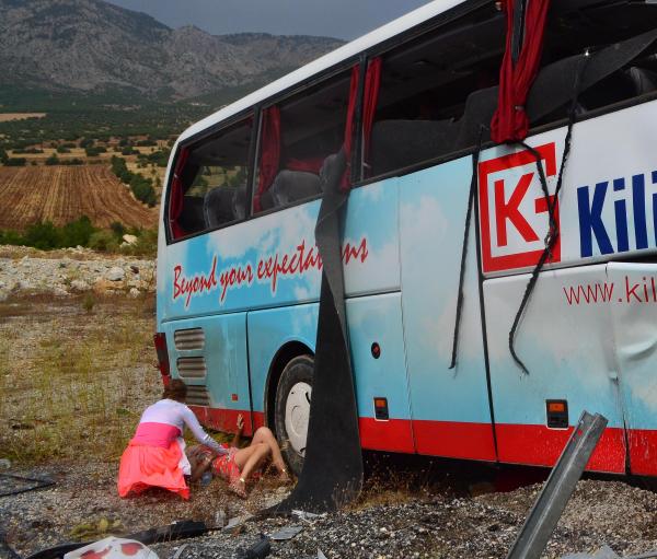 Denizli'de tur otobüsü devrildi: 4 ölü, 38 yaralı (3)